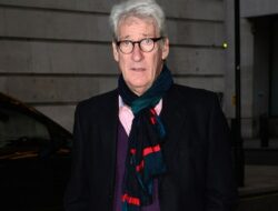 Setelah 28 Tahun, Jeremy Paxman Mundur sebagai Host Acara Kuis BBC 'University Challenge'