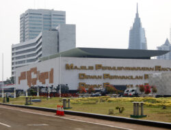 JALAN DEPAN GEDUNG DPR/MPR MASIH DITUTUP gedung DPR MPR