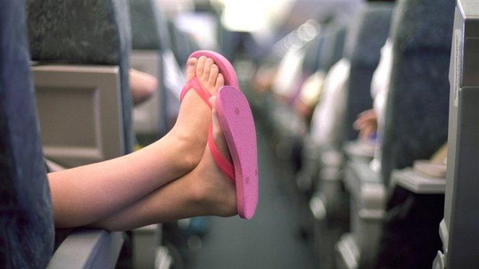 sandal jepit di pesawat