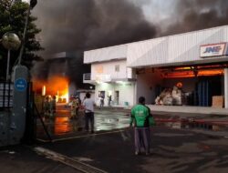 kebakaran gudang JNE depok