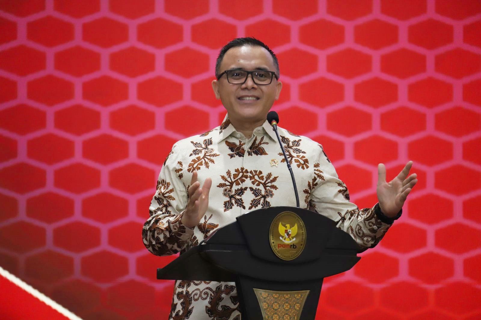 Azwar abas dan tenaga honorer