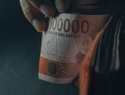 Ilustrasi uang banyak