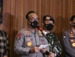 Kadiv Humas Polri Irjen Dedi Prasetyo saat mengungkapkan perkembangan kasus tragedi kanjuruhan