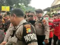 60996-polisi-ringkus-pria-diduga-menjadi-penyusup-saat-demo-pemuda-batak-bersatu-di-luar-sidang-sambo (Suara.Com) 60996-polisi-ringkus-pria-diduga-menjadi-penyusup-saat-demo-pemuda-batak-bersatu-di-luar-sidang-sambo (Suara.Com)