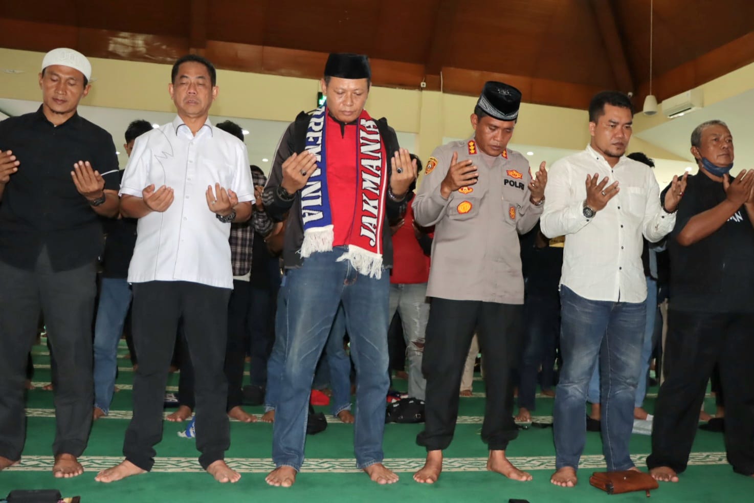 Kapolres Metro Depok Kombespol Imran Edwin Siregar dan suporter sepak bola melakukan salat gaib. (Humas Polrestro Depok)