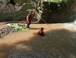 Pencarian korban terbawa arus di Jalan Dadali