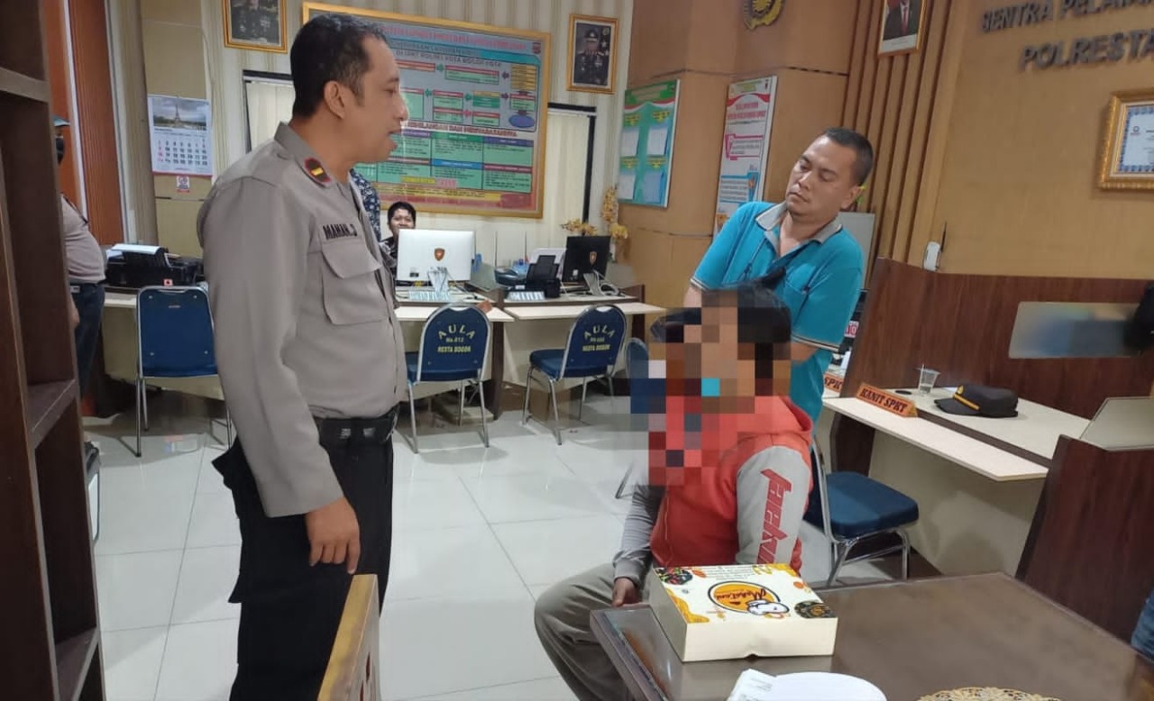 Foto oknum guru yang diduga melakukan aksi pelecehan seksual kepada muridnya diamanamkan Kepolisian. (Foto: Ibnu)