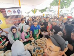 Wali Kota Bogor Bima Arya bagikan soto gratis di alun-alun kota, Minggu (23/10)
