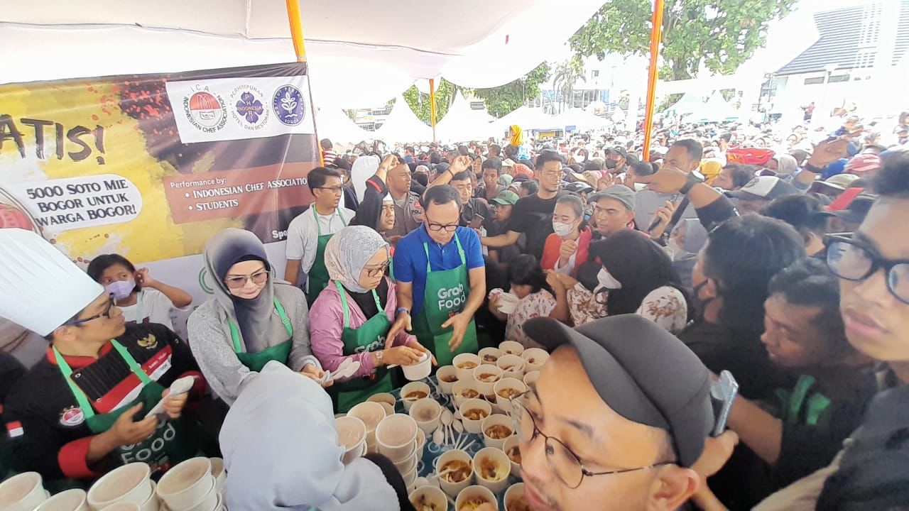 Wali Kota Bogor Bima Arya bagikan soto gratis di alun-alun kota, Minggu (23/10)