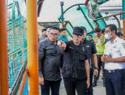 Wali Kota Bogor Bima Arya saat memantau JPO Paledang yang dikabarkan membahayakan karena keropos. (Ibnu Galansa) Wali Kota Bogor Bima Arya saat memantau JPO Paledang yang dikabarkan membahayakan karena keropos. (Ibnu Galansa)