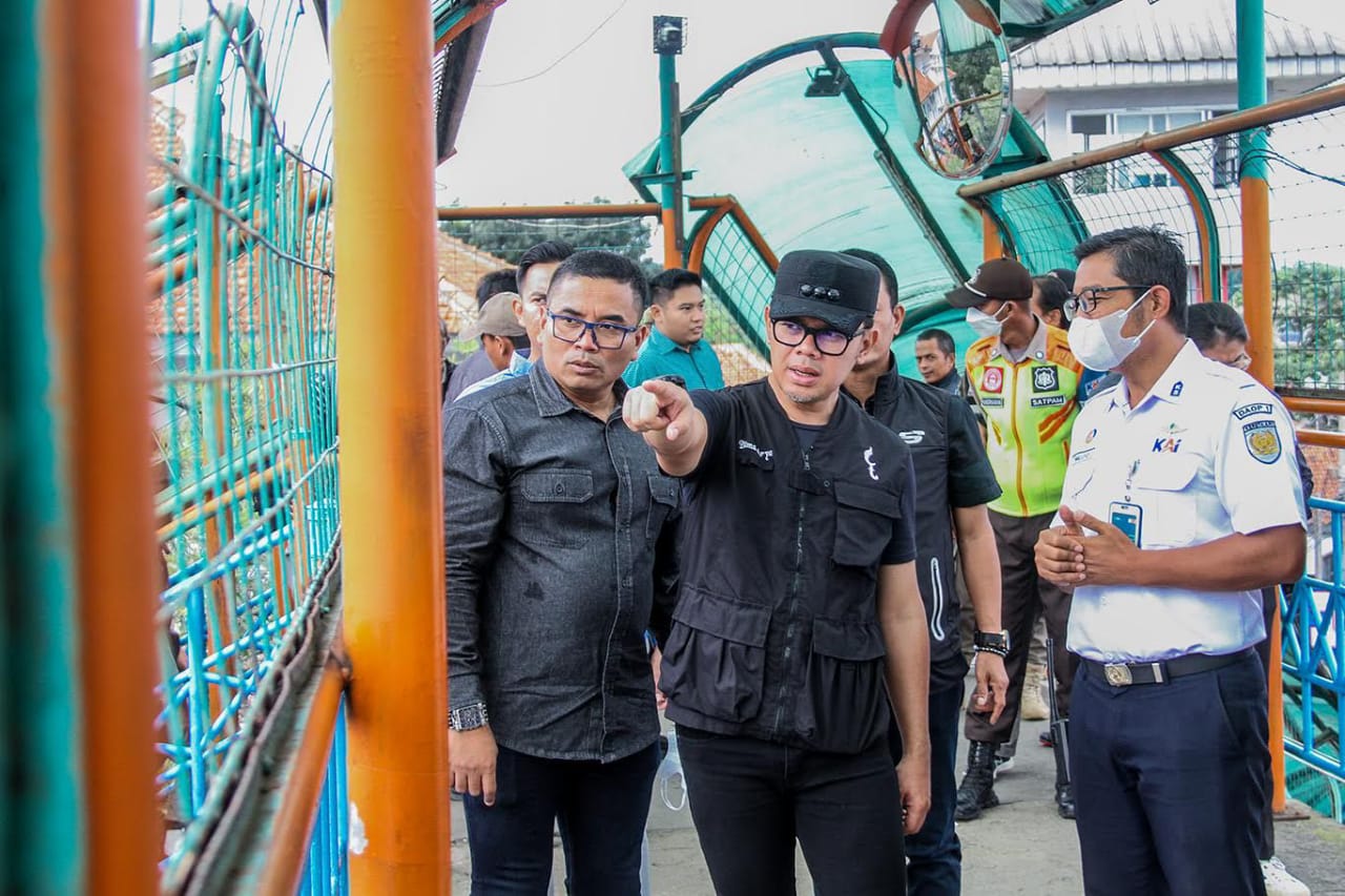 Wali Kota Bogor Bima Arya saat memantau JPO Paledang yang dikabarkan membahayakan karena keropos. (Ibnu Galansa)