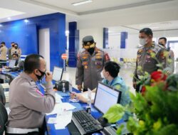 Kapolri Jenderal Listyo Sigit saat melakukan sidak Satpas SIM Polda Metro Jaya. (Foto Humas Polri) Kapolri Jenderal Listyo Sigit saat melakukan sidak Satpas SIM Polda Metro Jaya. (Foto Humas Polri)