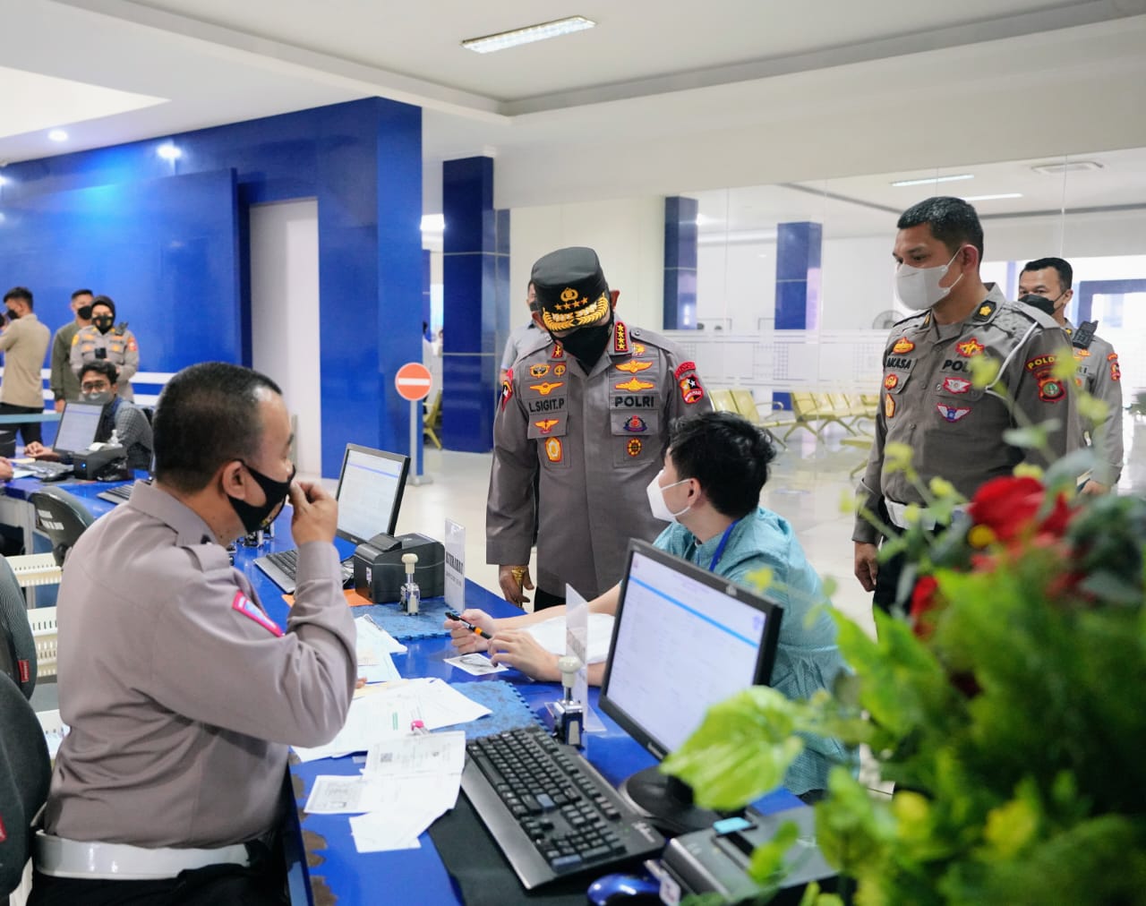 Kapolri Jenderal Listyo Sigit saat melakukan sidak Satpas SIM Polda Metro Jaya. (Foto Humas Polri)