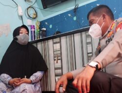 Kapolres Metro Depok Kombespol Imran Edwin Siregar saat menyambangi orang tua Azqiara, di Cipayung, Kota Depok. Kapolres Metro Depok Kombespol Imran Edwin Siregar saat menyambangi orang tua Azqiara, di Cipayung, Kota Depok.