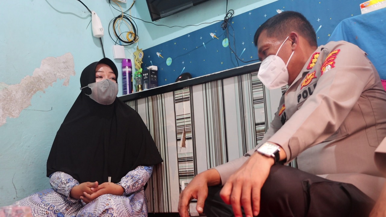 Kapolres Metro Depok Kombespol Imran Edwin Siregar saat menyambangi orang tua Azqiara, di Cipayung, Kota Depok.