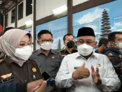 Kejari Kota Depok Mia Banulita dan Wali Kota Depok Mohammad Idris berbicara tentang kasus KDRT di Depok. (Foto: Irwan Supriyadi)