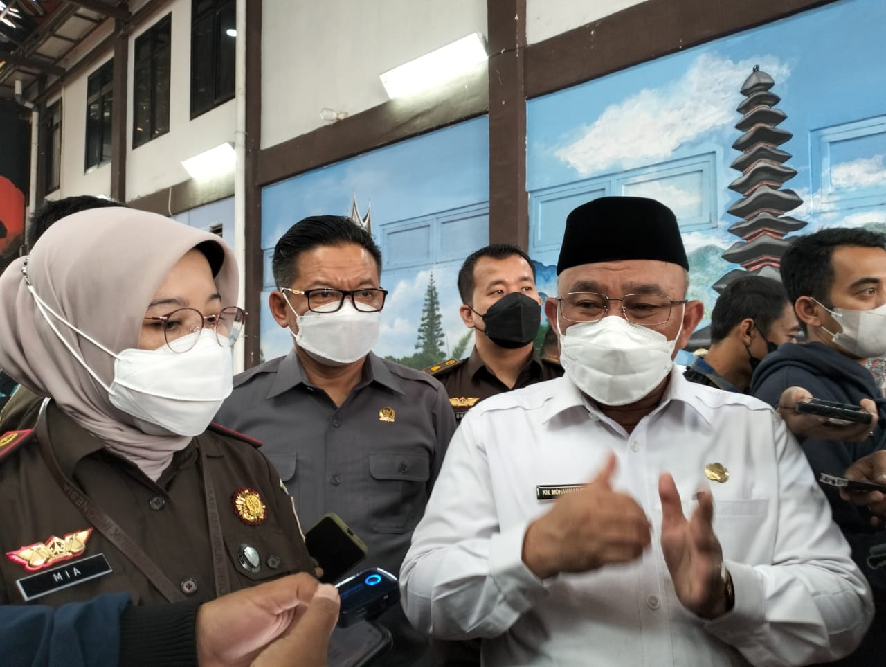 Kejari Kota Depok Mia Banulita dan Wali Kota Depok Mohammad Idris berbicara tentang kasus KDRT di Depok. (Foto: Irwan Supriyadi)