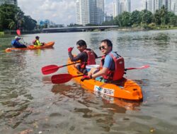 Peserta membersihkan sungai di Singapura (Foto: Istimewa)