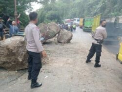 Anggota Polantas Polda Jawa Barat saat gatur lalin di kawasan Cadas Pangeran. (Foto: Polda Jabar/ antara) Anggota Polantas Polda Jawa Barat saat gatur lalin di kawasan Cadas Pangeran. (Foto: Polda Jabar/ antara)