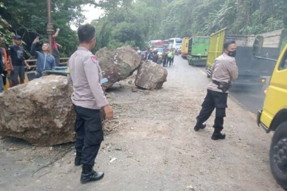 Anggota Polantas Polda Jawa Barat saat gatur lalin di kawasan Cadas Pangeran. (Foto: Polda Jabar/ antara)