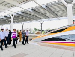 jokowi saat tinjau kereta cepat di tegalluar