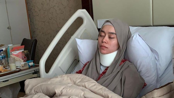 lesti kejora alami luka di leher