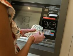 tarik uang di ATM