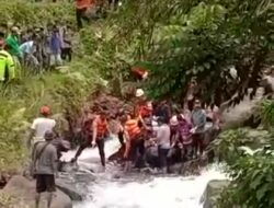 Evakuasi Jasad Andini, siswa SMP IT Al-Hikmah Kota Depok berhasil ditemukan.