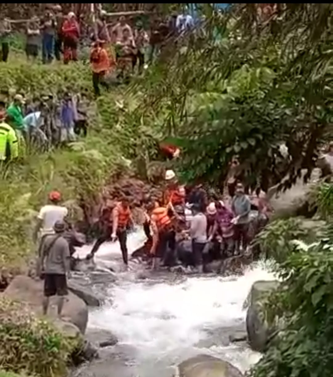 Evakuasi Jasad Andini, siswa SMP IT Al-Hikmah Kota Depok berhasil ditemukan.