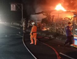 Dinas Pemadam kebakaran Kota Depok saat memadamkan api di lapan tambal ban di kawasan Tapos. (Irwan Supriyadi)