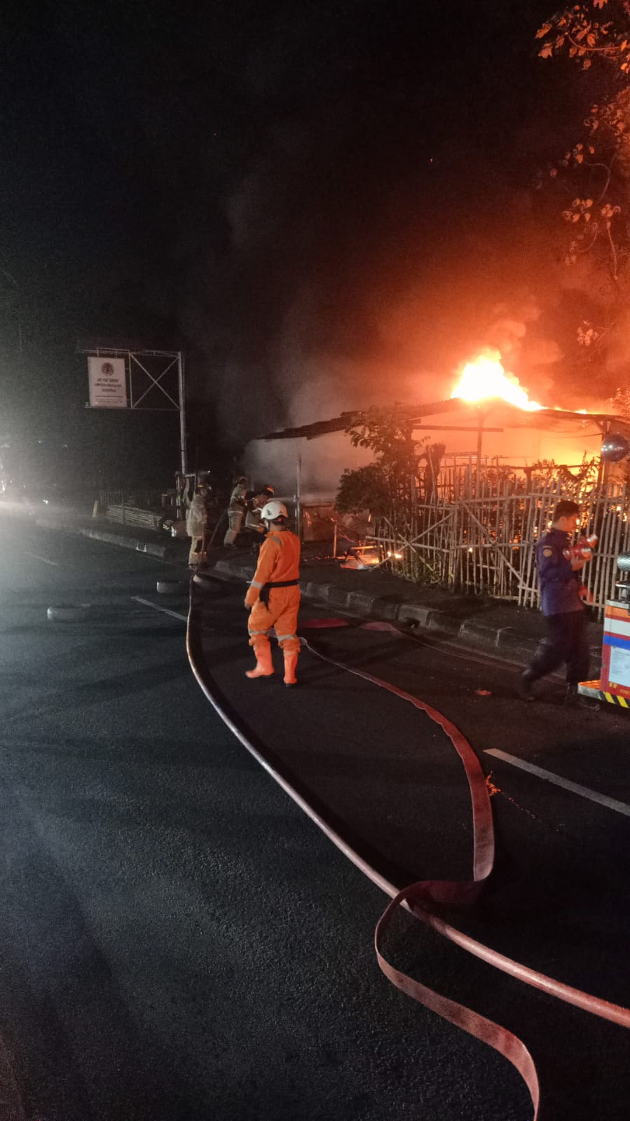Dinas Pemadam kebakaran Kota Depok saat memadamkan api di lapan tambal ban di kawasan Tapos. (Irwan Supriyadi)