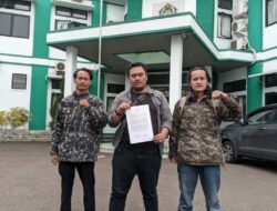 Mahasiswa yang tergabugn dalam formasi mendatangi kantor Kemenag Kota Bogor. (Foto: Ibnu Galansa)