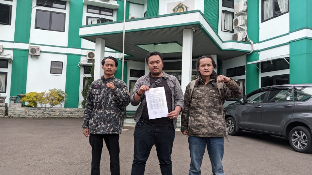 Mahasiswa yang tergabugn dalam formasi mendatangi kantor Kemenag Kota Bogor. (Foto: Ibnu Galansa)