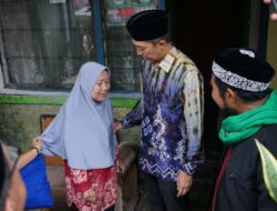 Wakil Wali Kota Bogor, Dedie A. Rachim didampingi Kepala Dinas Sosial (Dinsos) Fahrudin, Camat Bogor Bogor Barat, Abdurahman dan Lurah Cilendek Barat, saat melaksanakan Jumat keliling.(foto: istimewa)