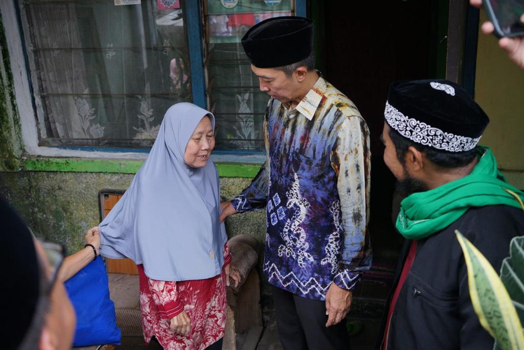 Wakil Wali Kota Bogor, Dedie A. Rachim didampingi Kepala Dinas Sosial (Dinsos) Fahrudin, Camat Bogor Bogor Barat, Abdurahman dan Lurah Cilendek Barat, saat melaksanakan Jumat keliling.(foto: istimewa)