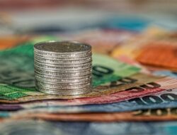 ilustrasi uang yang disimpan di dalam bank (pixabay)