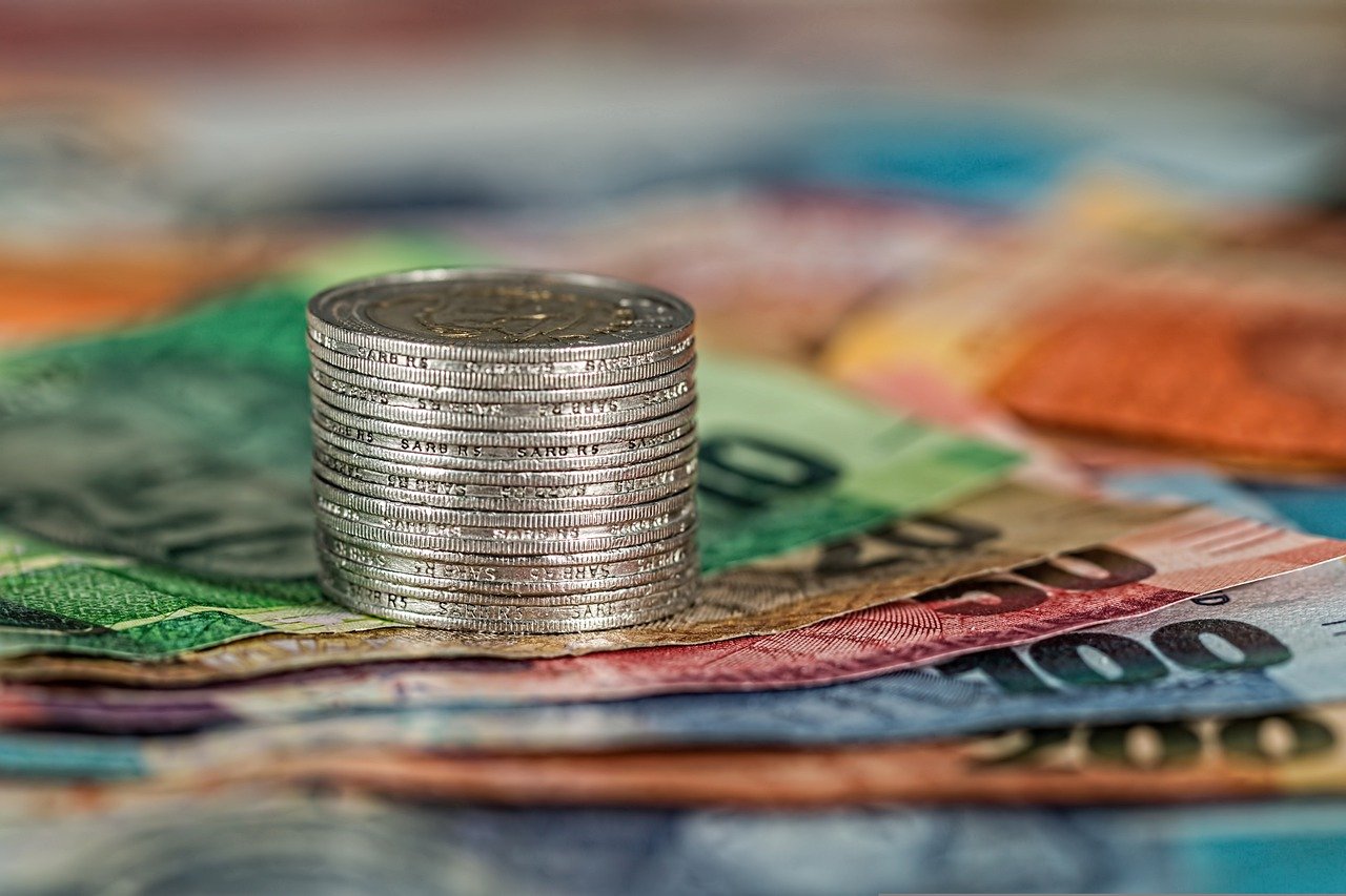 ilustrasi uang yang disimpan di dalam bank (pixabay)