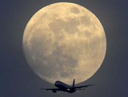 Bulan menjauhi bumi