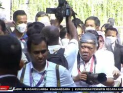 Tangkapan layar Menteri Basuki saat berbaur dengan wartawan sambil membawa kamera. (Istimewa)