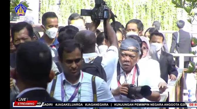 Tangkapan layar Menteri Basuki saat berbaur dengan wartawan sambil membawa kamera. (Istimewa)