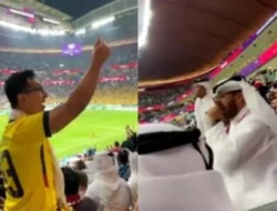 Salah satu fans Ekuador yang mengenakan jersey kuning menyindir soal uang di tribun Stadion Al Bayt, Al Khor, saat laga pembuka Piala Dunia 2022 Qatar vs Ekuador (Istimewa) Salah satu fans Ekuador yang mengenakan jersey kuning menyindir soal uang di tribun Stadion Al Bayt, Al Khor, saat laga pembuka Piala Dunia 2022 Qatar vs Ekuador (Istimewa)