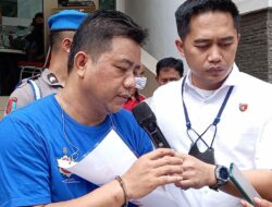 Tersangka Pengganjal Mesin ATM di Wilayah Cimanggu Kota Bogor Dihadirkan Oleh Polisi Saat Jumpa Pers (Ibnu Galansa)