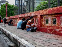 Bima Arya dan Warga Gotong Royong Cat Jembatan Merah. (Foto: istimewa)