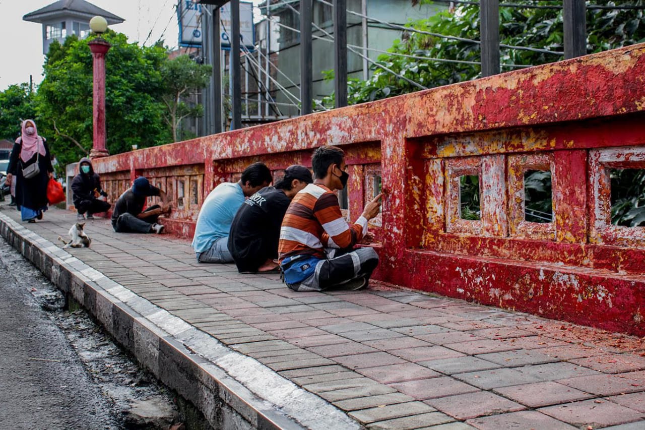 Bima Arya dan Warga Gotong Royong Cat Jembatan Merah. (Foto: istimewa)