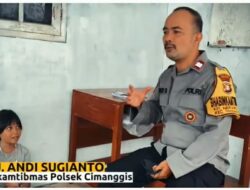 Aiptu Andi Sugianto saat memberikan bimbel gratis kepada siswa SD di kawasan Kelurahan Mekarsari. (Foto: Istimewa)