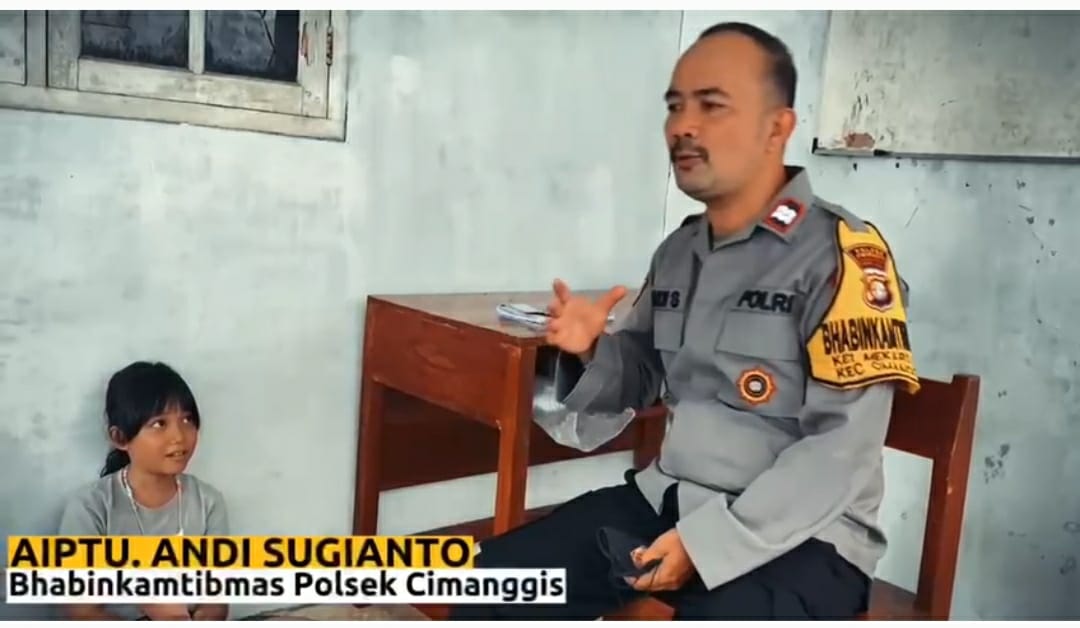 Aiptu Andi Sugianto saat memberikan bimbel gratis kepada siswa SD di kawasan Kelurahan Mekarsari. (Foto: Istimewa)