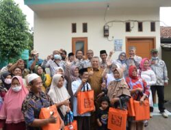 Wali Kota Tangerang Selatan (tangsel) , Benyamin Davnie saat meresmikan perbaikan RUTLH. (Foto: Istimewa)