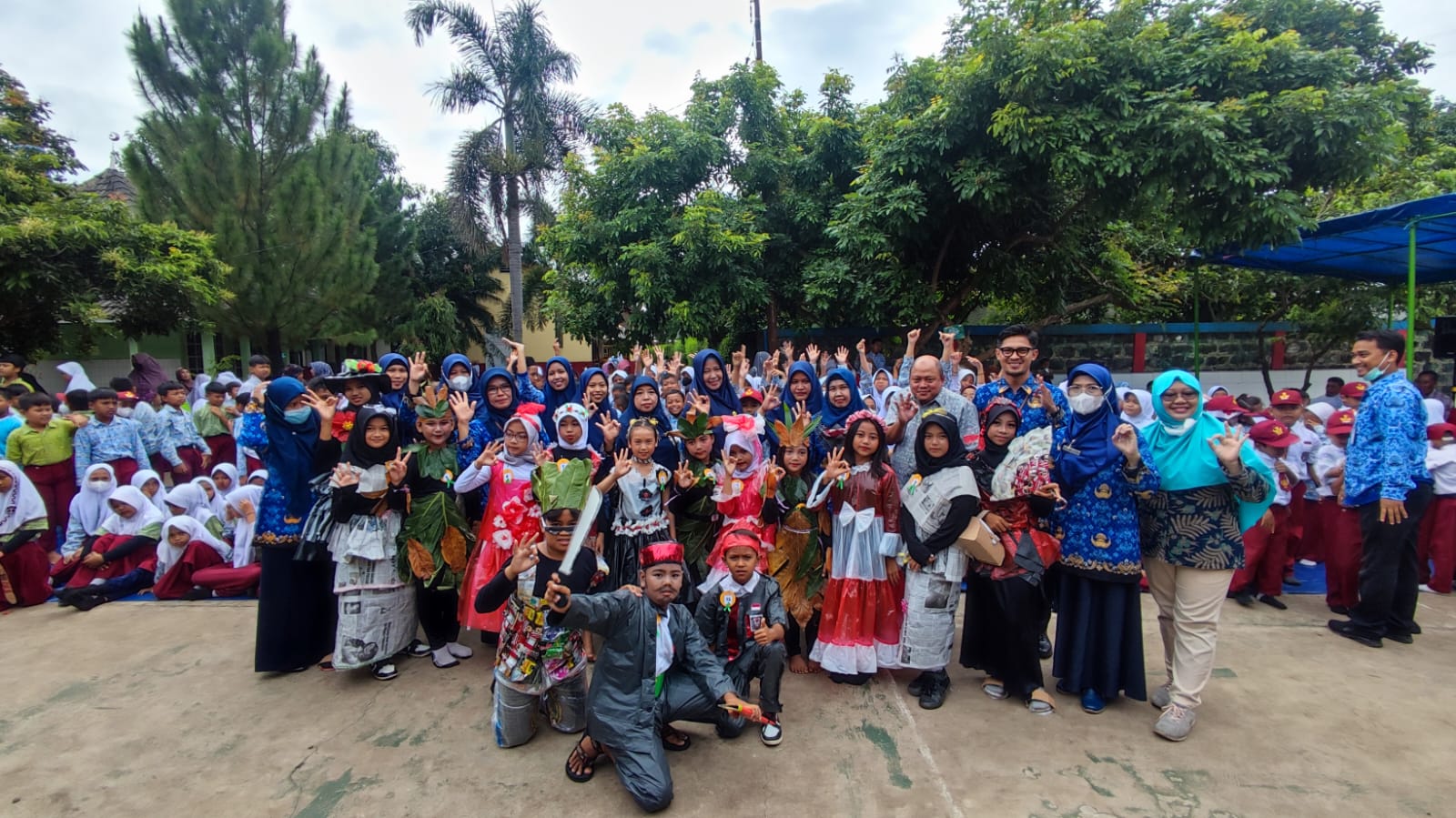 PT Karabha komitmen atasi masalah sampah. Mereka melakukan sosialisasi di SDN 3 Tapos. (Foto: Istimewa) .