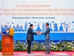 Presiden Jokowi saat menerima tongkat estafet Ketua ASEAN dari Kamboja. (Foto: Istimewa) Presiden Jokowi saat menerima tongkat estafet Ketua ASEAN dari Kamboja. (Foto: Istimewa)