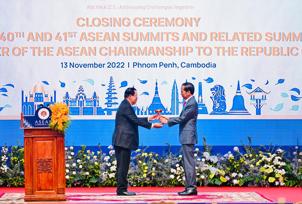 Presiden Jokowi saat menerima tongkat estafet Ketua ASEAN dari Kamboja. (Foto: Istimewa)